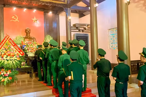 Lực lượng vũ trang Thanh Hóa dâng hương tưởng niệm Bác Hồ.
