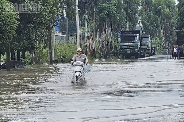 Nhiều điểm đường giao thông nông thôn ở Thanh Hóa còn ngập nước. (Ảnh: Mai Luận)