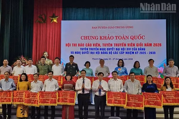 Ban Tổ chức tặng cờ lưu niệm cho các đơn vị có thí sinh dự thi. (Ảnh: MAI LUẬN)