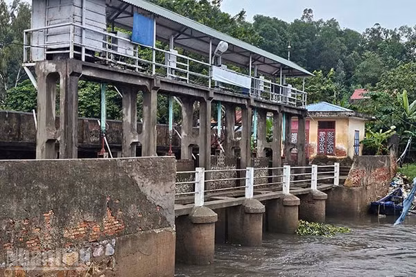 Cống tiêu sông Đơ thoát nước ra biển ở phường Nam Sầm Sơn. (Ảnh: Mai Luận)