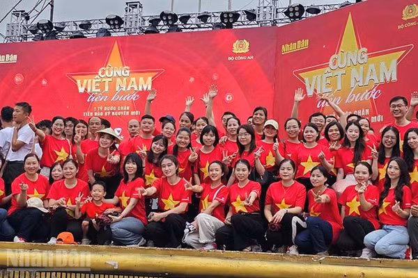 Quần chúng nhân dân đã cùng Việt Nam tiến bước. (Ảnh: Mai Luận)