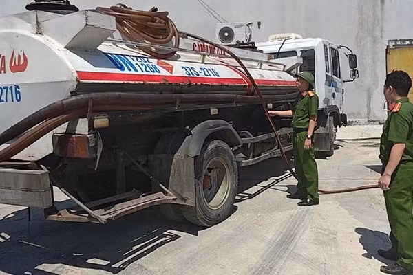 Cảnh sát phát hiện chất lỏng đang được hút từ bể tại khu kinh doanh phế liệu lên xe bồn. (Ảnh: Công an Thanh Hóa)