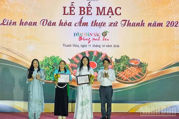 Ban tổ chức trao giải A cho gian hàng của tỉnh Phú Thọ và Trường đại học Hồng Đức. (Ảnh: Mai Luận)