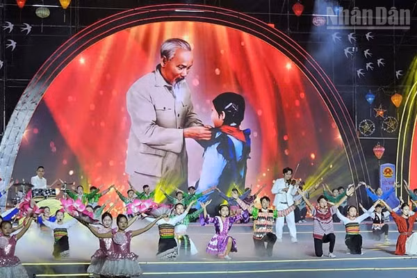 Một tiết mục trong chương trình "Biên cương-Đêm hội trăng rằm". (Ảnh: Mai Luận)