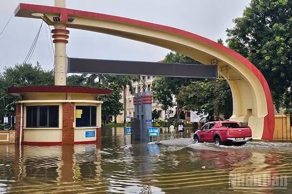 Trường đại học Hồng Đức bị ngập nước trong đợt mưa dài ngày vừa qua. (Ảnh: Mai Luận)