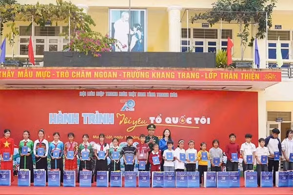 Thanh niên Thanh Hóa cùng Bộ đội Biên phòng tặng quà cho học sinh nghèo, vượt khó. (Ảnh: Bộ đội Biên phòng Thanh Hóa)