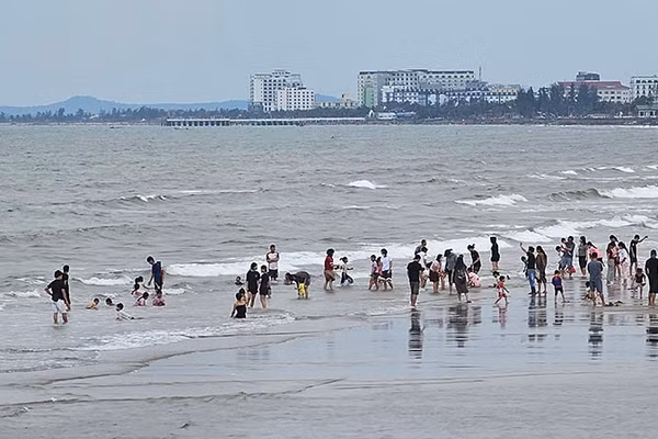 Một góc bãi biển cùng cơ sở lưu trú ở Khu du lịch biển Hải Tiến, tỉnh Thanh Hóa.