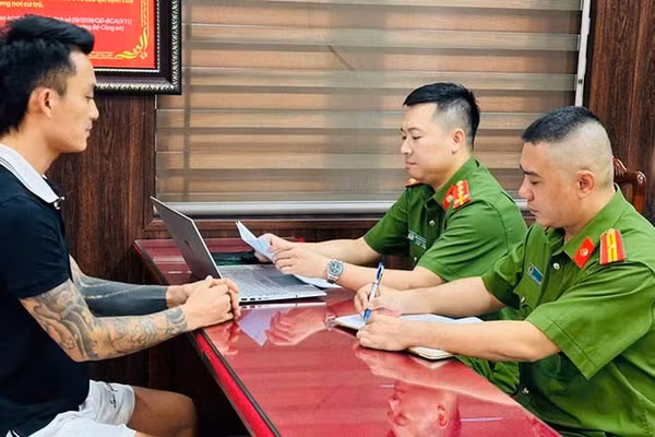 Công an triệu tập, làm việc với Hoàng Quốc Minh. (Ảnh: Công an Thanh Hóa cung cấp).