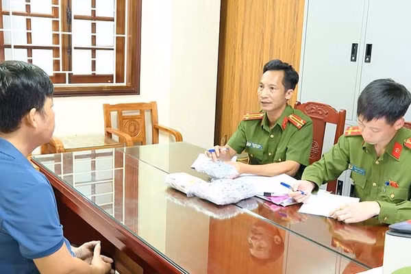 Công an xét hỏi đối tượng Huỳnh Văn Mẫn. (Ảnh: Công an Thanh Hóa)