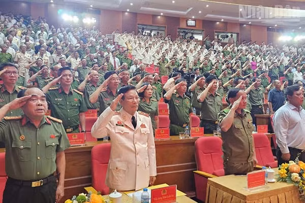 Các thế hệ Công an Thanh Hóa thực hiện nghi lễ chào cờ. (Ảnh: Mai Luận)