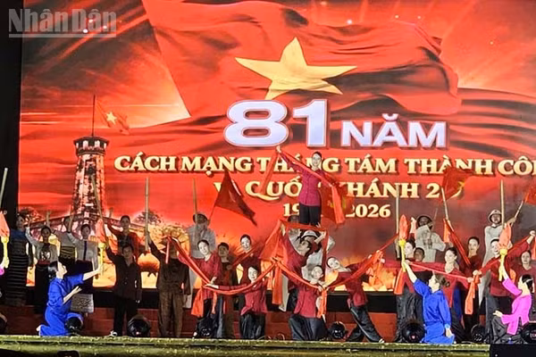 Chương trình nghệ thuật tại Quảng trường Lam Sơn, phường Hạc Thành, tỉnh Thanh Hóa. (Ảnh: Mai Luận)