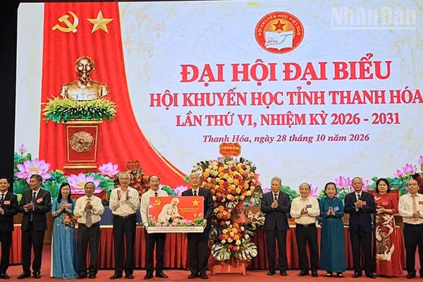 Trung ương Hội Khuyến học Việt Nam tặng hoa, ảnh Bác Hồ chúc mừng đại hội. (Ảnh: MAI LUẬN).