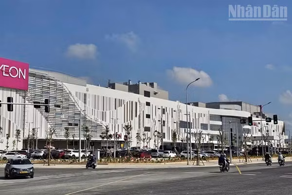 Trung tâm thương mại tọa lạc bên Quốc lộ 1A qua tỉnh lỵ Thanh Hóa. (Ảnh: MAI LUẬN)