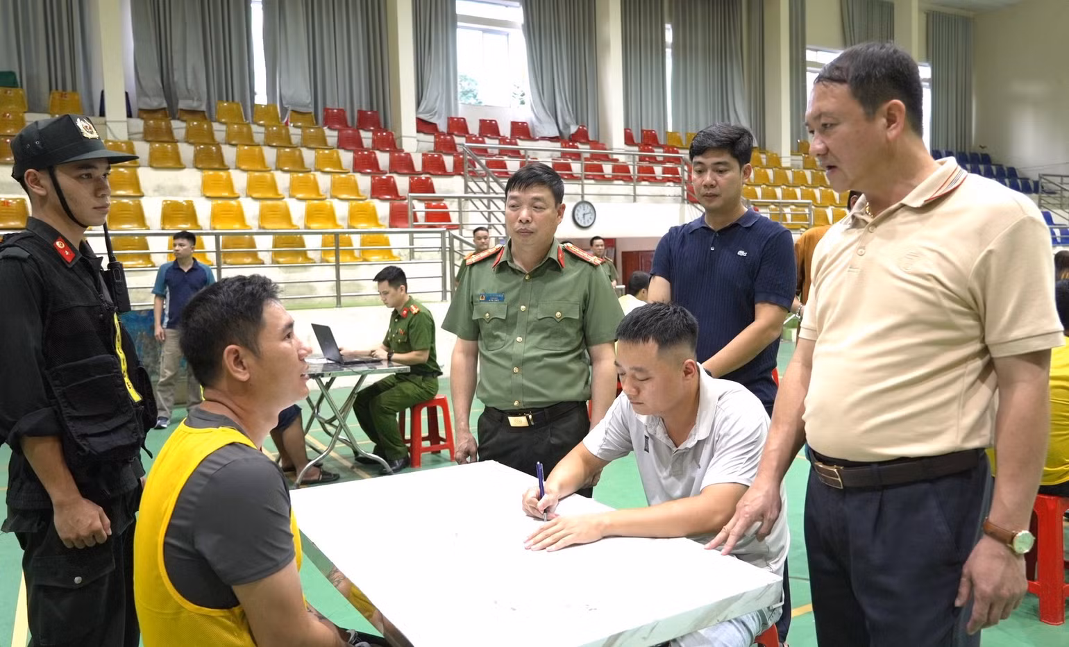 photo-library-20250916100452-f8f9822e-84d0-41ef-aaaa-627cede64ee6-ai-ta-nguyen-quang-vinh-giam-oc-cong-an-tinh-va-ai-ta-sam-minh-ho-pho-giam-oc-cong-an-tinh-mac-ao-sang-mau-ben-phai-truc-tiep-tham-gia-lay-loi.jpg