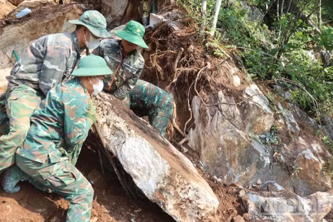 Tìm đồng đội trên điểm cao 685, xã Thanh Thủy. (Ảnh: KHÁNH TOÀN)