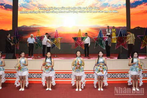 Lãnh đạo tỉnh Quảng Ngãi và đại diện các cơ quan, đơn vị, địa phương cùng thắp sáng lồng đèn Trung thu để “Chân trời ước mơ” tiếp tục hành trình, với thông điệp: Không thể thay đổi nơi một đứa trẻ bắt đầu, nhưng chúng ta có thể cùng nhau mở rộng chân trời nơi các em sẽ đến. (Ảnh: HIỂN CỪ)