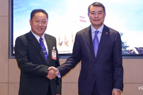 Thủ tướng Chính phủ Lê Minh Hưng tiếp đồng chí Laopaoxong Navongxay, Ủy viên Trung ương Đảng, Phó Chủ tịch Mặt trận Lào xây dựng đất nước. (Ảnh: chinhphu.vn/Nhật Bắc)