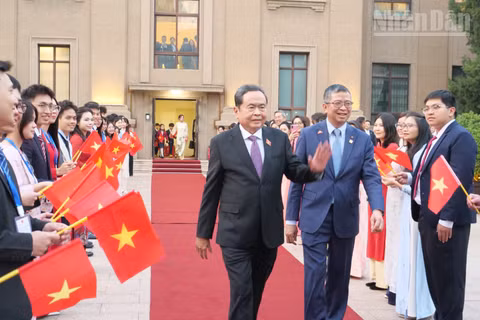 Chủ tịch Quốc hội Trần Thanh Mẫn thăm Đại sứ quán Việt Nam tại Trung Quốc. (Ảnh: HỮU HƯNG-VI SA)