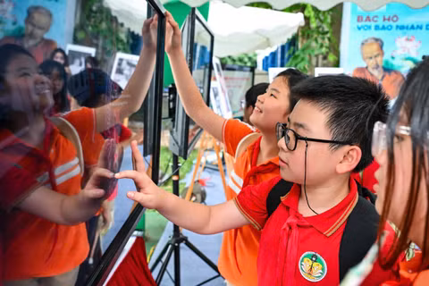 Các em học sinh hào hứng tiếp cận nội dung báo chí đa nền tảng của Báo Nhân Dân. (Ảnh minh họa: KIM ẢNH)