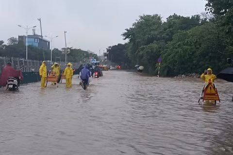 Cán bộ Xí nghiệp thoát nước số 5 ứng trực trên phố Đàm Quang Trung. (Ảnh: Đơn vị cung cấp)