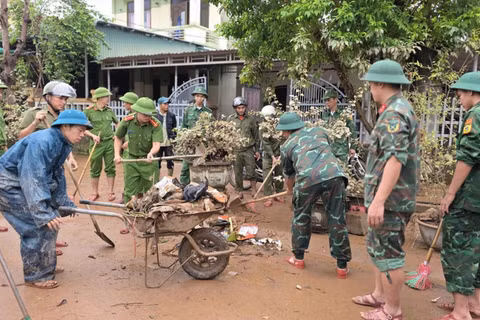 Lực lượng chức năng tỉnh Quảng Trị tổ chức dọn dẹp vệ sinh sau khi nước lũ rút.