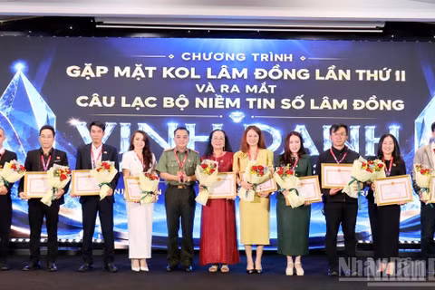 Đại tá Huỳnh Ngọc Liêm, Phó Giám đốc Công an tỉnh Lâm Đồng trao giấy khen tặng các KOL có đóng góp cho phong trào toàn dân bảo vệ an ninh Tổ quốc tại địa phương.