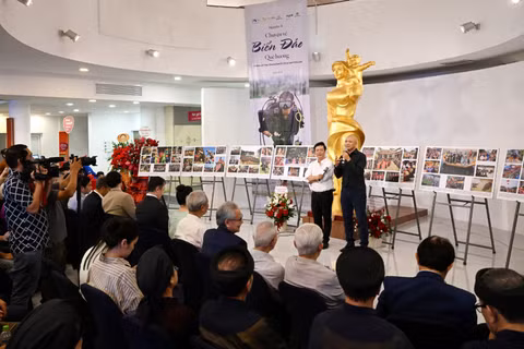 Lễ khai mạc triển lãm thu hút đông đảo đại biểu, khách mời và công chúng đến tham dự, thưởng lãm những tác phẩm về biển đảo quê hương và di sản văn hóa Việt Nam.