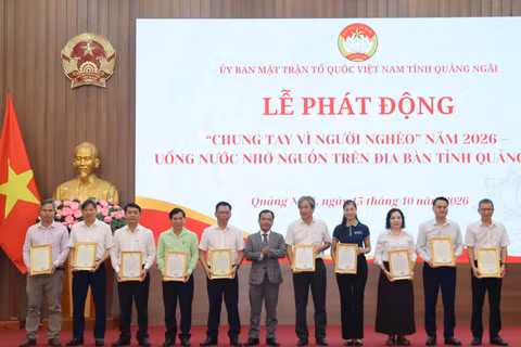 Ủy viên dự khuyết Trung ương Đảng, Phó Bí thư Thường trực Tỉnh ủy, Chủ tịch Ủy ban Mặt trận Tổ quốc Việt Nam tỉnh Quảng Ngãi U Huấn trao Thư cảm ơn, tri ân các tổ chức, cá nhân tích cực chung tay ủng hộ quỹ “Vì người nghèo” và “Đền ơn đáp nghĩa”. (Ảnh: HIỂN CỪ)