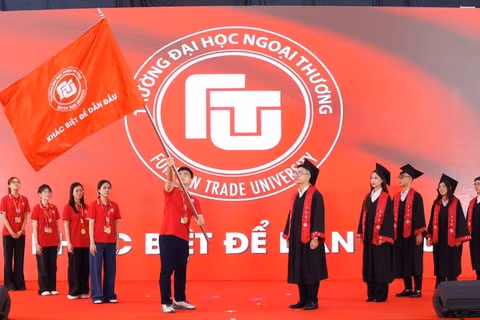 Nghi thức trao cờ truyền thống của Trường đại học Ngoại thương (Ảnh: FTU) 