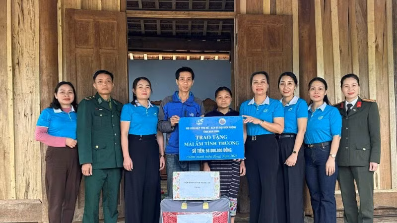 Hội Liên hiệp Phụ nữ tỉnh Nghệ An và các đơn vị đồng hành trao kinh phí hỗ trợ xây dựng mái ấm tình thương cho hội viên khó khăn về nhà ở tại xã Thông Thụ.