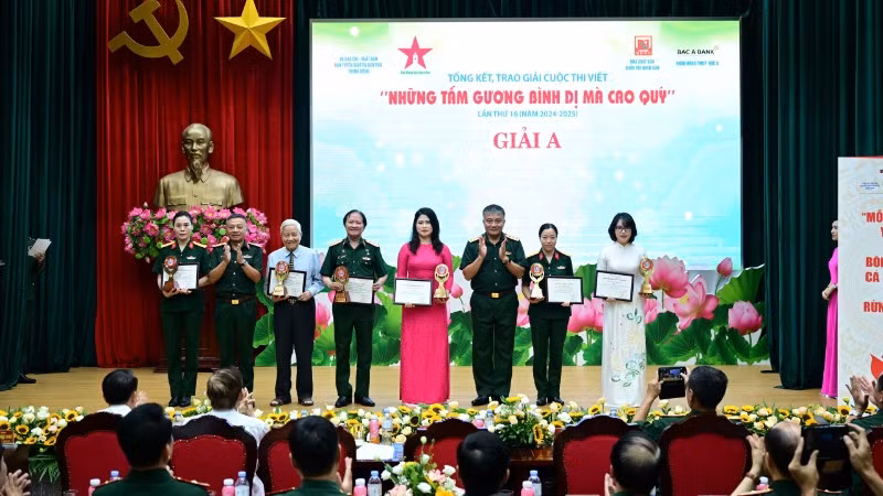 Ban Tổ chức vinh danh tác giả và nhân vật trong các tác phẩm đoạt giải A.