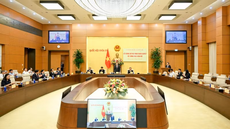 Quang cảnh Lễ công bố và trao Nghị quyết về công tác cán bộ. (Ảnh: Duy Linh)