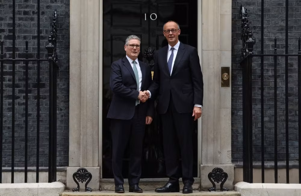 Thủ tướng Anh Keir Starmer và Thủ tướng Đức Friedrich Merz tại Thủ đô London. (Ảnh: politico.eu)