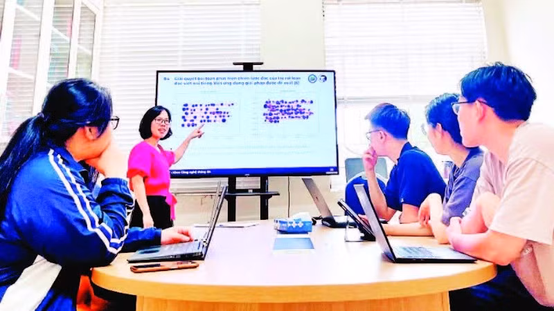 Tiến sĩ Ngô Thị Duyên trình bày cho sinh viên Khoa Công nghệ thông tin về kết quả nghiên cứu ứng dụng AI và theo dõi chuyển động mắt trong giáo dục đặc biệt. (Ảnh: DUYÊN NGÔ)