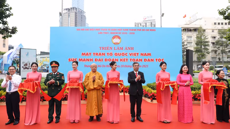 Đại biểu cắt băng khai mạc triển lãm "Mặt trận Tổ quốc Việt Nam-Phát huy sức mạnh đại đoàn kết". (Ảnh: Hoàng Triều)