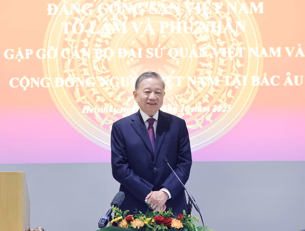Tổng Bí thư Tô Lâm gặp gỡ cán bộ Đại sứ quán Việt Nam và cộng đồng người Việt tại Bắc Âu. (Ảnh: Thống Nhất/TTXVN)