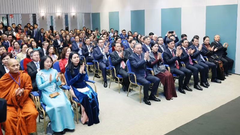 Tổng Bí thư Tô Lâm và Phu nhân gặp gỡ cán bộ Đại sứ quán Việt Nam và cộng đồng người Việt tại Bắc Âu. (Ảnh: Thống Nhất/TTXVN)