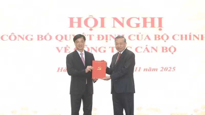 Tổng Bí thư Tô Lâm trao quyết định của Bộ Chính trị phân công đồng chí Nguyễn Duy Ngọc, Ủy viên Bộ Chính trị, Bí thư Trung ương Đảng, Chủ nhiệm Ủy ban kiểm tra Trung ương làm Bí thư Thành ủy Hà Nội nhiệm kỳ 2025-2030.