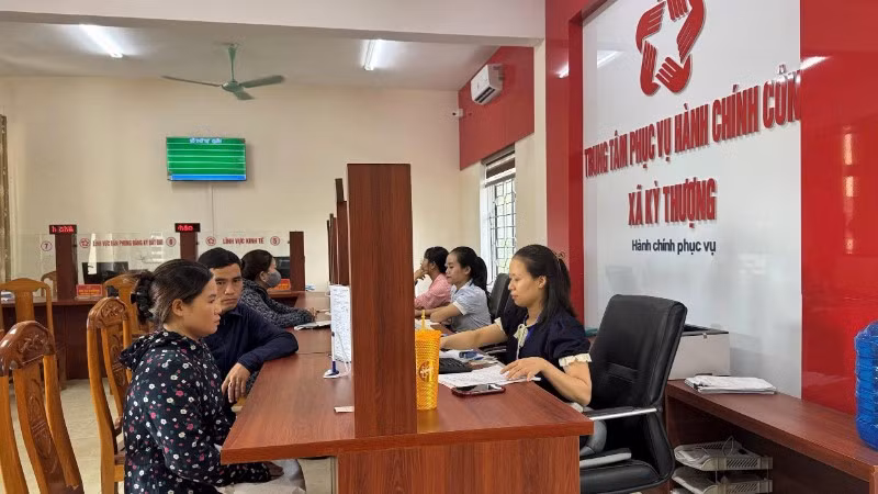 Do thiếu cán bộ chuyên môn nên áp lực công việc với các cán bộ, công chức xã Kỳ Thượng (Hà Tĩnh) rất lớn.