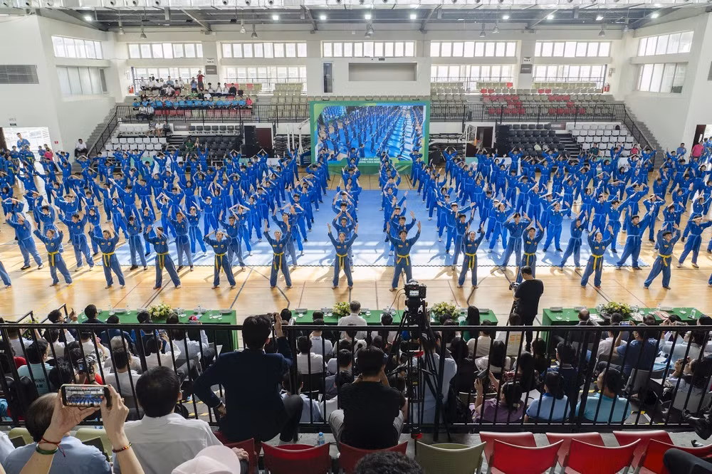 Chương trình đồng diễn Vovinam của 200 em học sinh trường THCS Bàn Cờ và đại diện các vận động viên thuộc Liên đoàn Vovinam Thành phố Hồ Chí Minh.