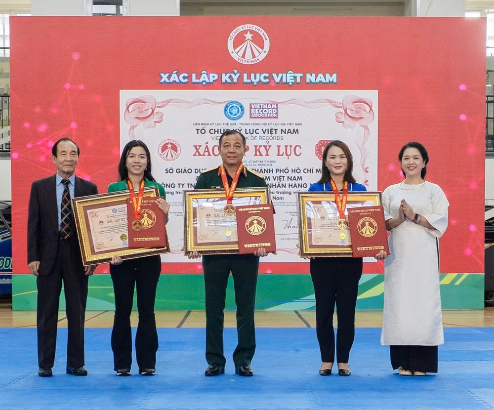 Đại diện đơn vị tổ chức, công bố và xác lập kỷ lục Việt Nam - Vietkings trao bằng chứng nhận đến các đơn vị đồng sở hữu Kỷ lục.