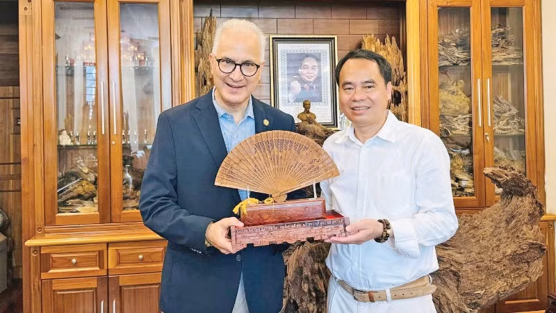 Ông Nguyễn Văn Tưởng đón tiếp ông Mark Kennedy - Giám đốc Viện Cạnh tranh Chiến lược - Trung tâm Wilson (Wilson Center) thuộc Quốc hội Mỹ đến thăm và làm việc với Công ty Trầm hương Khánh Hòa.