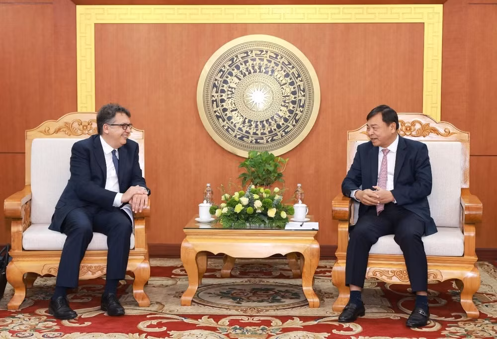 Ông Nguyễn Hoàng Hiệp, Thứ trưởng Nông nghiệp và Môi trường (bên phải) tiếp đón và trao đổi với ông Remy Ejel, Tổng Giám đốc Nestlé Khu vực châu Á, châu Đại Dương và châu Phi (bên trái).