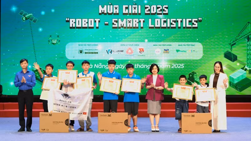 Ban tổ chức trao giải Nhất cho các đội.