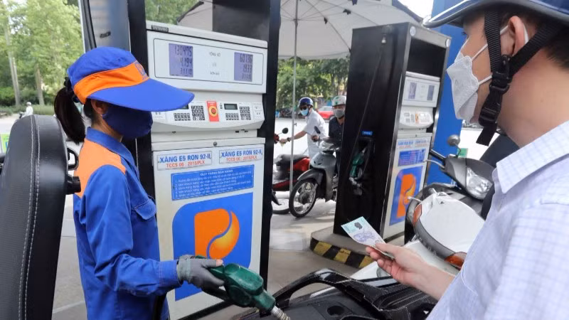 Khách mua xăng tại cửa hàng của Petrolimex. (Ảnh minh họa: TTXVN)