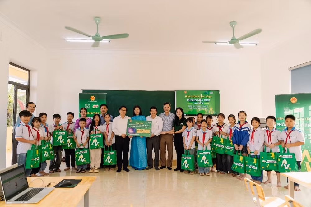 Lễ trao tặng phòng máy tính tại điểm Trường tiểu học Viên Thành, Nghệ An.
