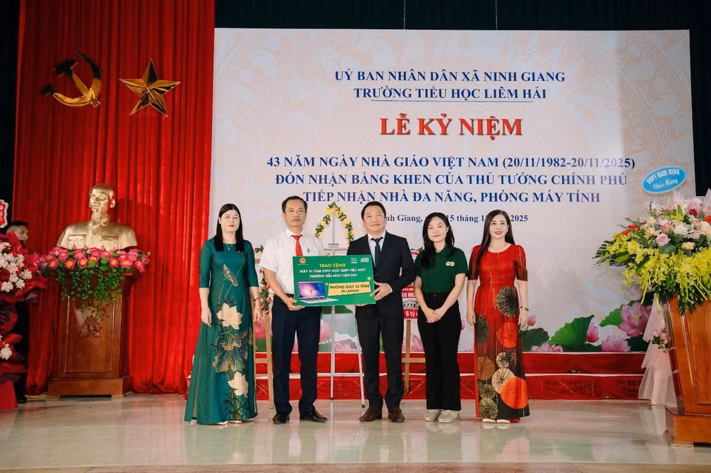 Lễ trao tặng phòng máy tính tại điểm trường tiểu học Liêm Hải, Ninh Bình, cùng Lễ kỷ niệm 43 năm ngày nhà giáo Việt Nam (20/11/1982-20/11/2025) và đón nhận bằng khen của Thủ tướng chính phủ.