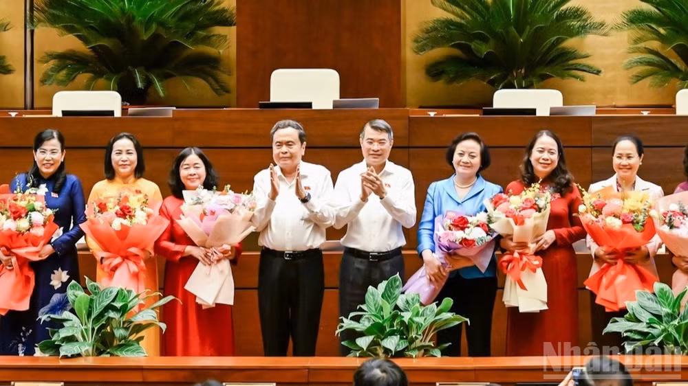 Thủ tướng Chính phủ Lê Minh Hưng và Chủ tịch Quốc hội Trần Thanh Mẫn tặng hoa chúc mừng các nữ đại biểu Quốc hội khóa XVI. (Ảnh: DUY LINH)