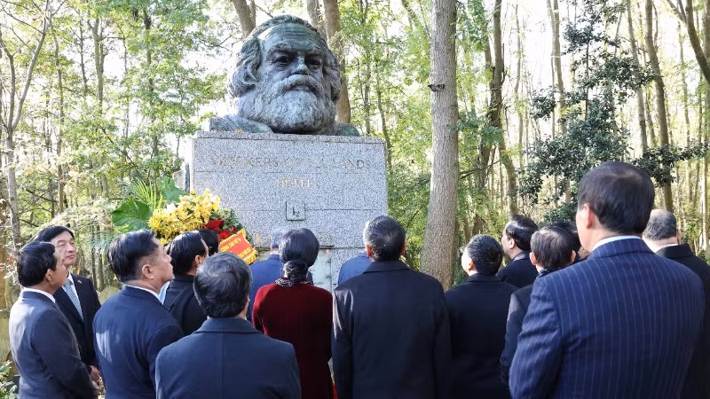 vna-potal-tong-bi-thu-to-lam-vieng-mo-karl-marx-8369994-2104.jpg
