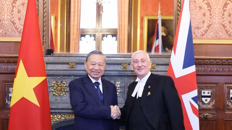 Tổng Bí thư Tô Lâm hội kiến Chủ tịch Hạ viện Anh Lindsay Hoyle. (Ảnh: Thống Nhất/TTXVN)